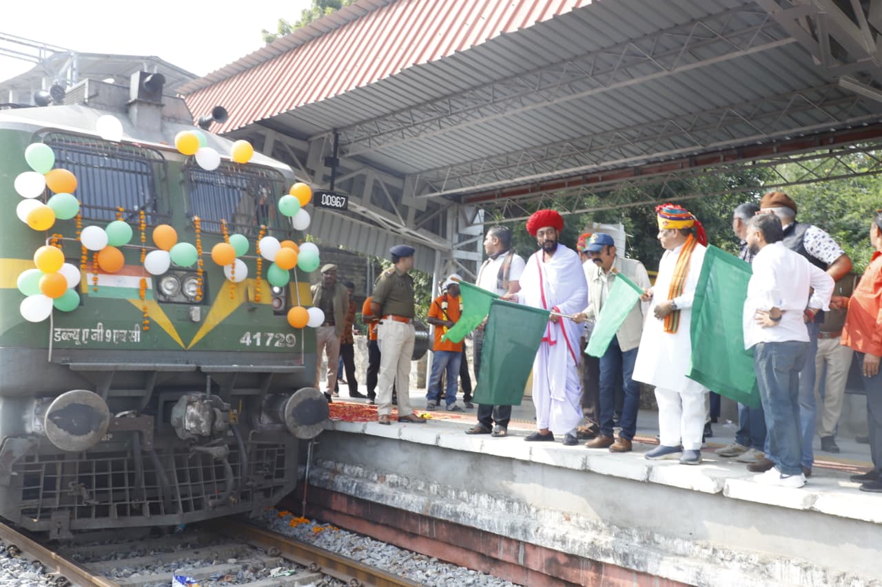 पशुपालन, गोपालन और देवस्थान मंत्री  जोराराम कुमावत ने वरिष्ठ नागरिक तीर्थ यात्रा योजना के तहत विशेष ट्रेन को हरी झंडी दिखाकर रवाना किया
