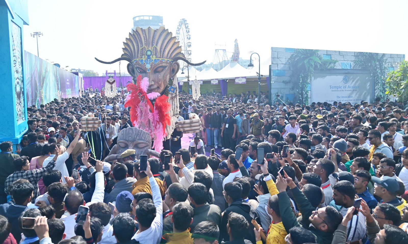 महिला सशक्तिकरण का सशक्त संदेश: जेईसीआरसी फाउंडेशन की ‘सुहासिनी’ द्वारा पत्रिका गेट पर भव्य रोड शो