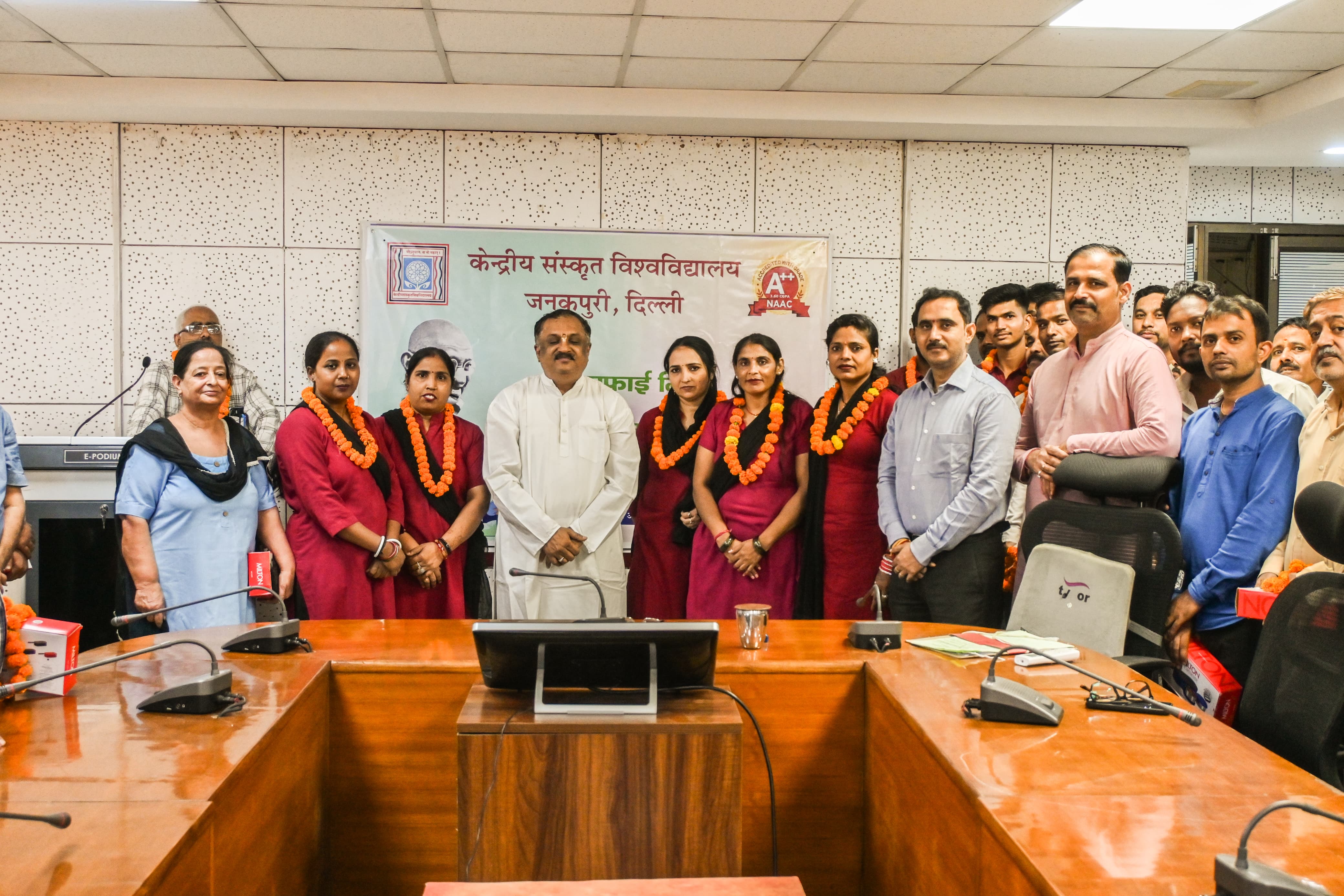 गांधी-शास्त्री जयंती पर स्वच्छता कर्मियों का सम्मान सीएसयू में स्वच्छता अभियान के साथ डोर-टू-डोर जागरूकता, सेवा एवं श्रमदान को दिया बढ़ावा
