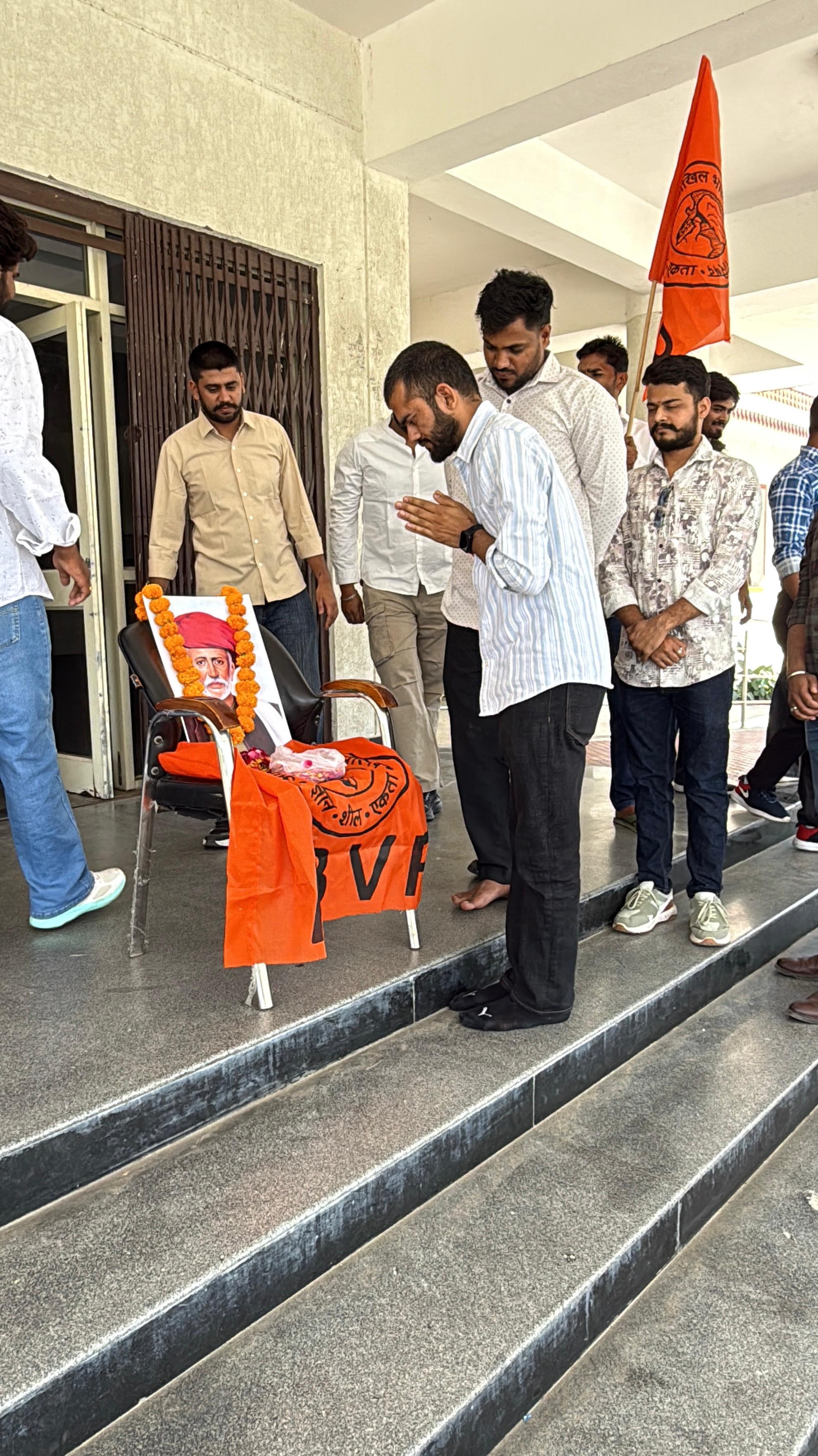 महात्मा ज्योतिबा फुले की जयंती के अवसर पर विश्वविद्यालय परिसर में भव्य पुष्पांजलि कार्यक्रम एवं विचार संगोष्ठी का आयोजन