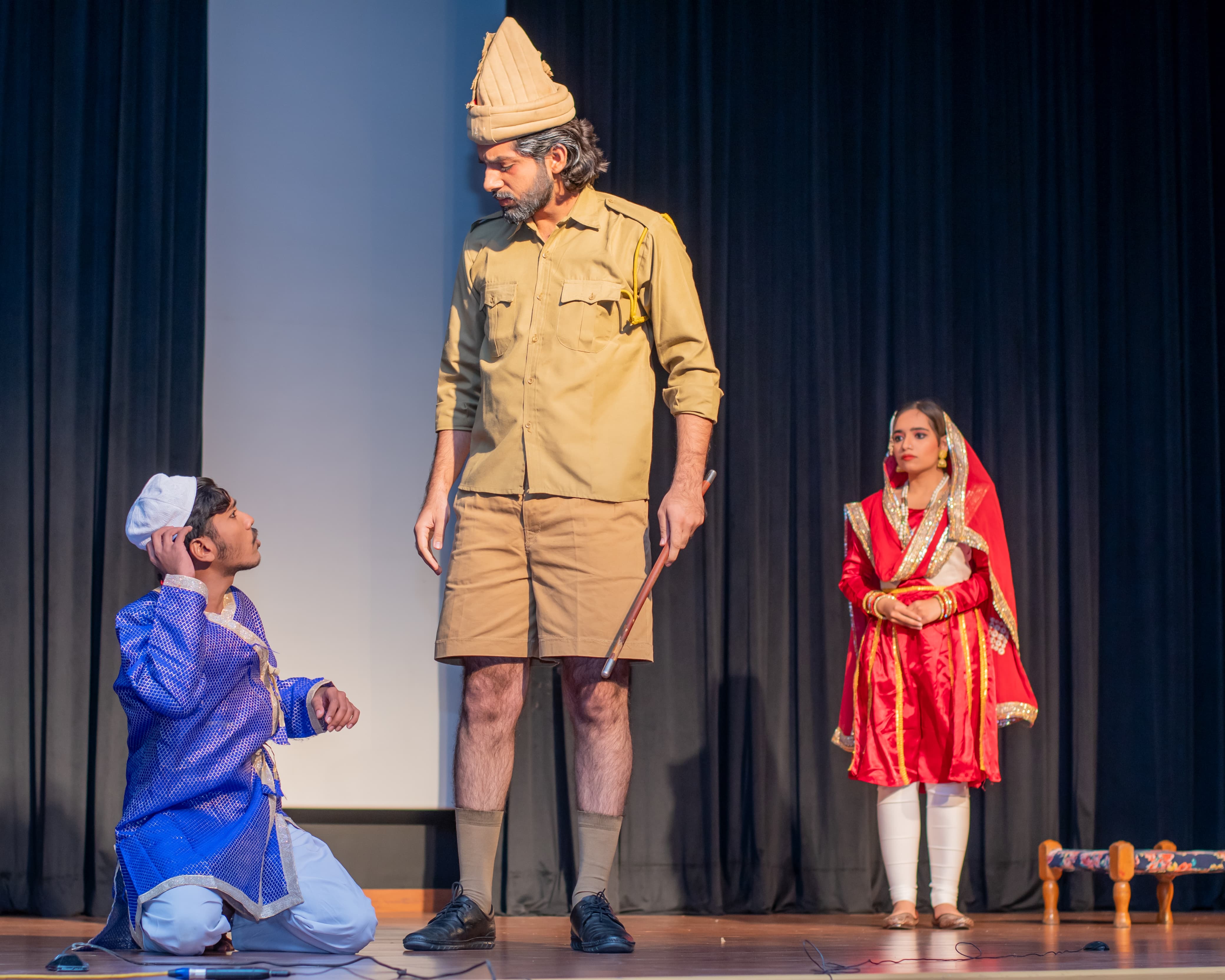 यह मंचन ग़ालिब को सिर्फ़ दिखाता नहीं, बल्कि ग़ालिब की नज़र से उनकी अपनी दास्तान महसूस करवाता है – 1857 ग़ालिब