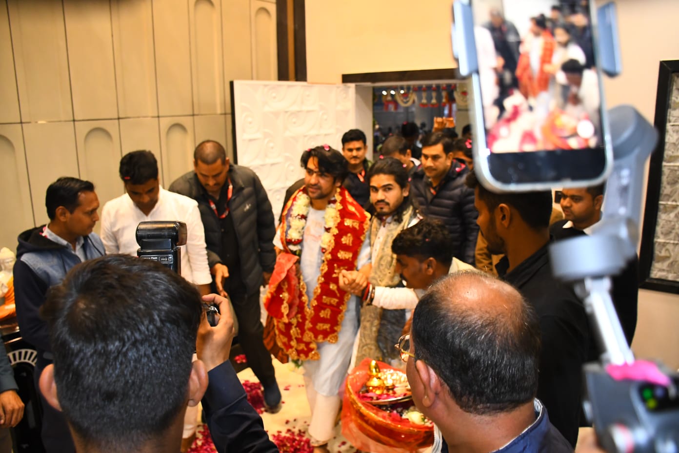 नन्नी प्रिशा ने की आचार्य धीरेन्द्र शास्त्री की अगवानी, बाबा ने किये प्रिशा के चरण स्पर्श