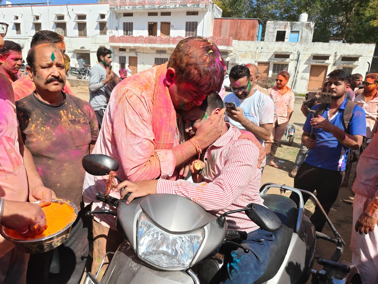 वन राज्यमंत्री ने शहरवासियों के साथ खेली हर्बल गुलाल से होली दिव्यांगजनों को मिठाई खिलाकर दी होली की शुभकामनाएं