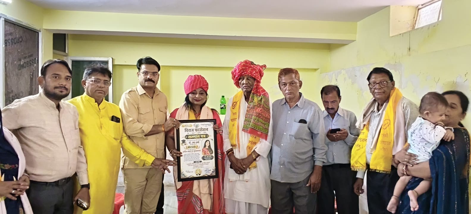 जिलाध्यक्ष को पीएचडी की उपाधि मिलने पर किया सम्मानित