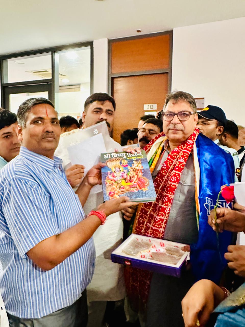 प्रोफेसर रमेश रावत ने भाजपा राज्यसभा सांसद डॉ सतीश पुनिया को गैंगटोक- सिक्किम से दिल्ली भाजपा के केंद्रीय कार्यालय मे पहुँचकर शिष्टाचार भेट कर भदाई दी एवं आशीर्वाद लिया