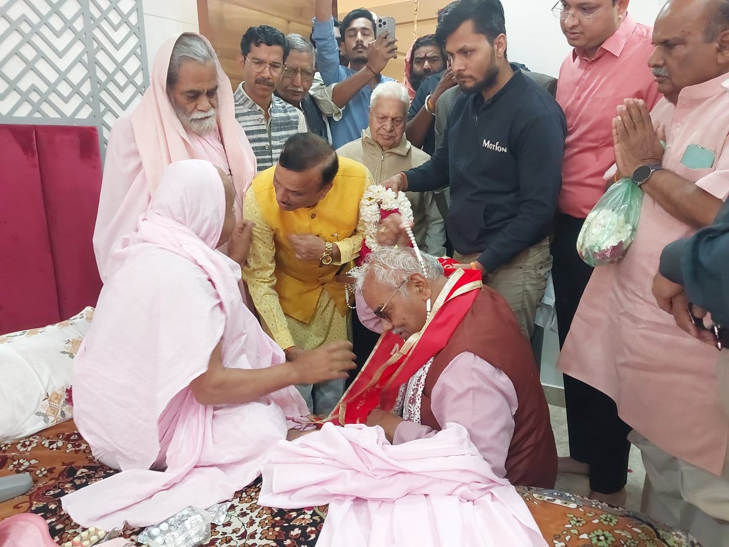 जगतगुरु रामदयाल जी महाराज पहुंचे कोटा, शिक्षा मंत्री मदन दिलावर ने लिया आशीर्वाद,चेचट मे कार्यक्रम के लिए रवाना