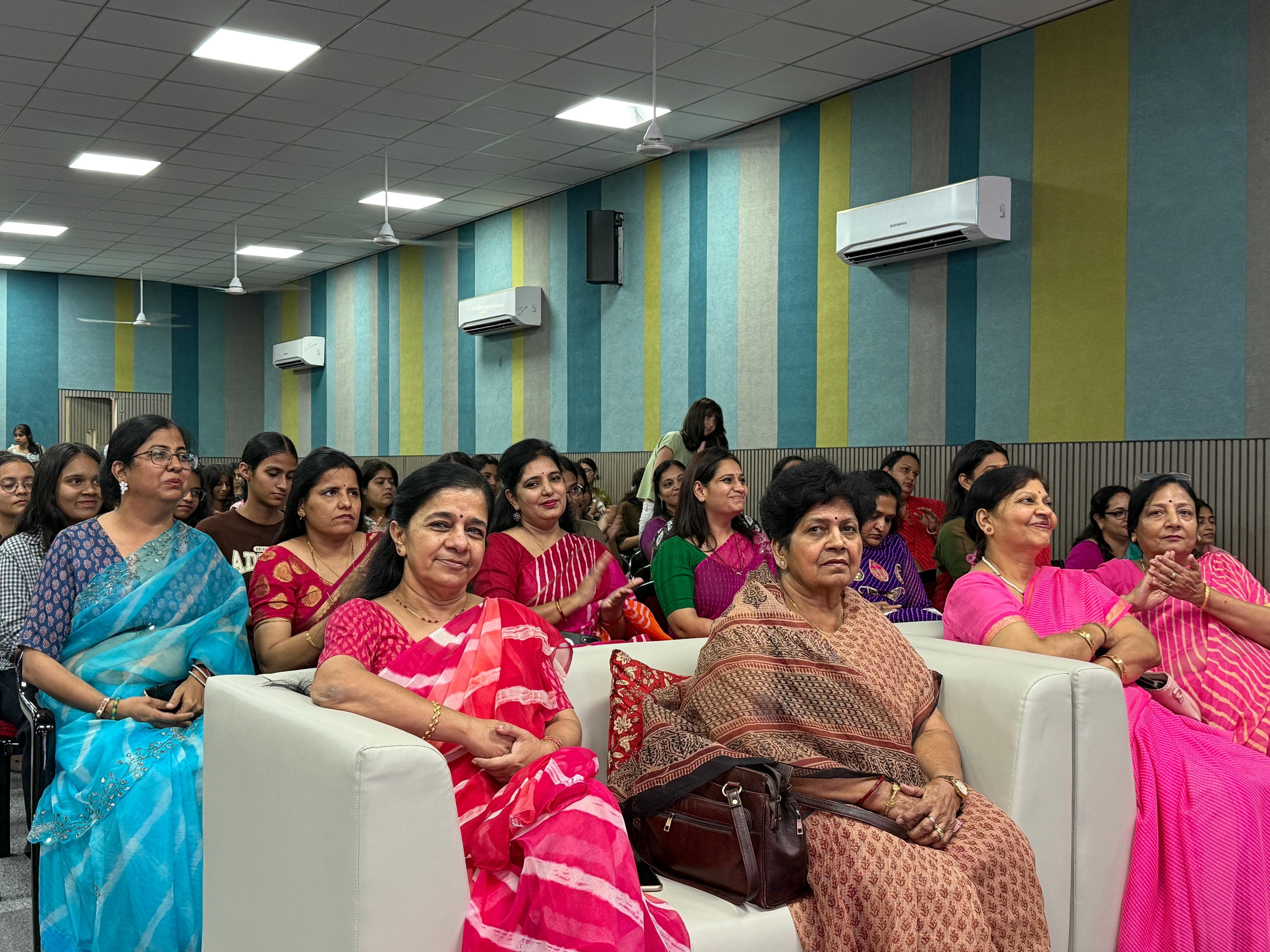 ओरिएंटेशन कार्यक्रम के तीसरे दिन छात्राओं को मिला आत्मविश्वास और कौशल विकास का संदेश