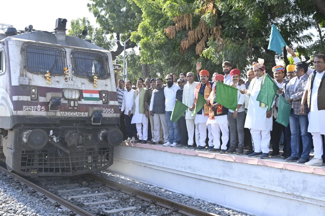 गांधीनगर केपिटल–दौलतपुर चौक एक्सप्रेस का जवाई बांध रेलवे स्टेशन पर ठहराव शुरू