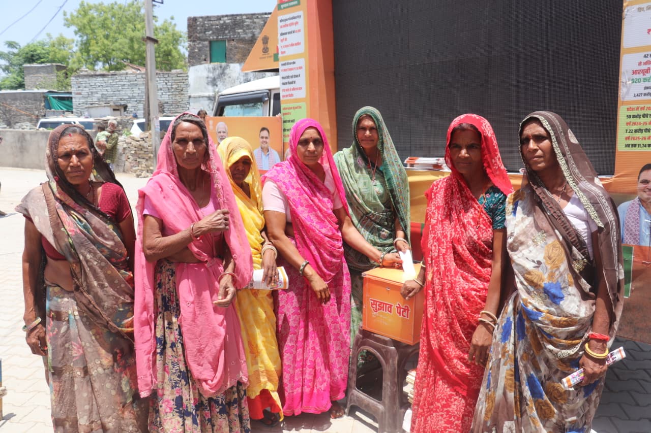 तपती धूप मे भजन लाल सरकार का विकास रथ लेकर निमाना गांव पहुंचे मंत्री मदन दिलावर