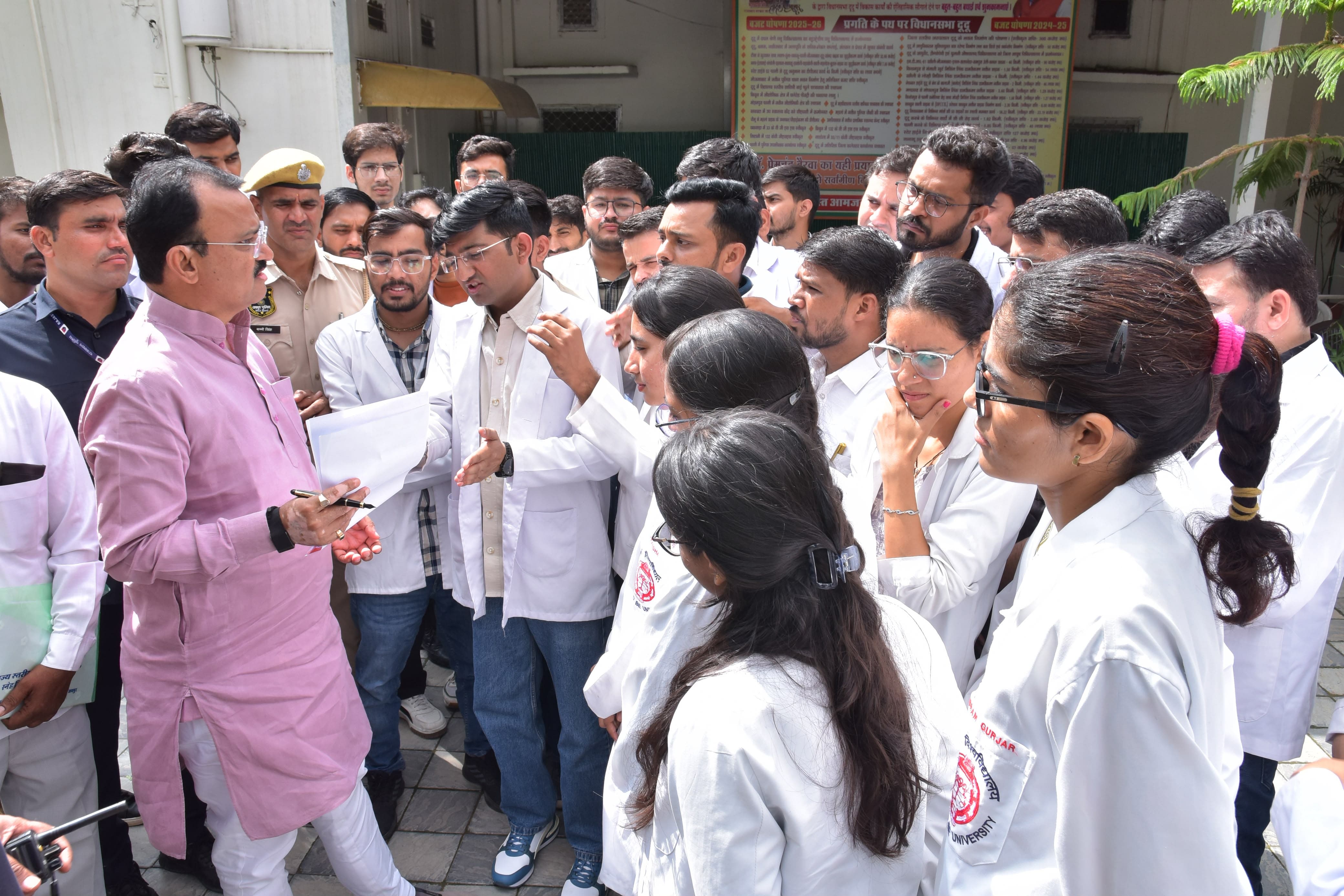 926 रिक्त पदों पर सेवानिवृत्त चिकित्साधिकारियों की पुनर्नियुक्ति के विरोध में युवा आयुर्वेद चिकित्सकों ने उठाई आवाज