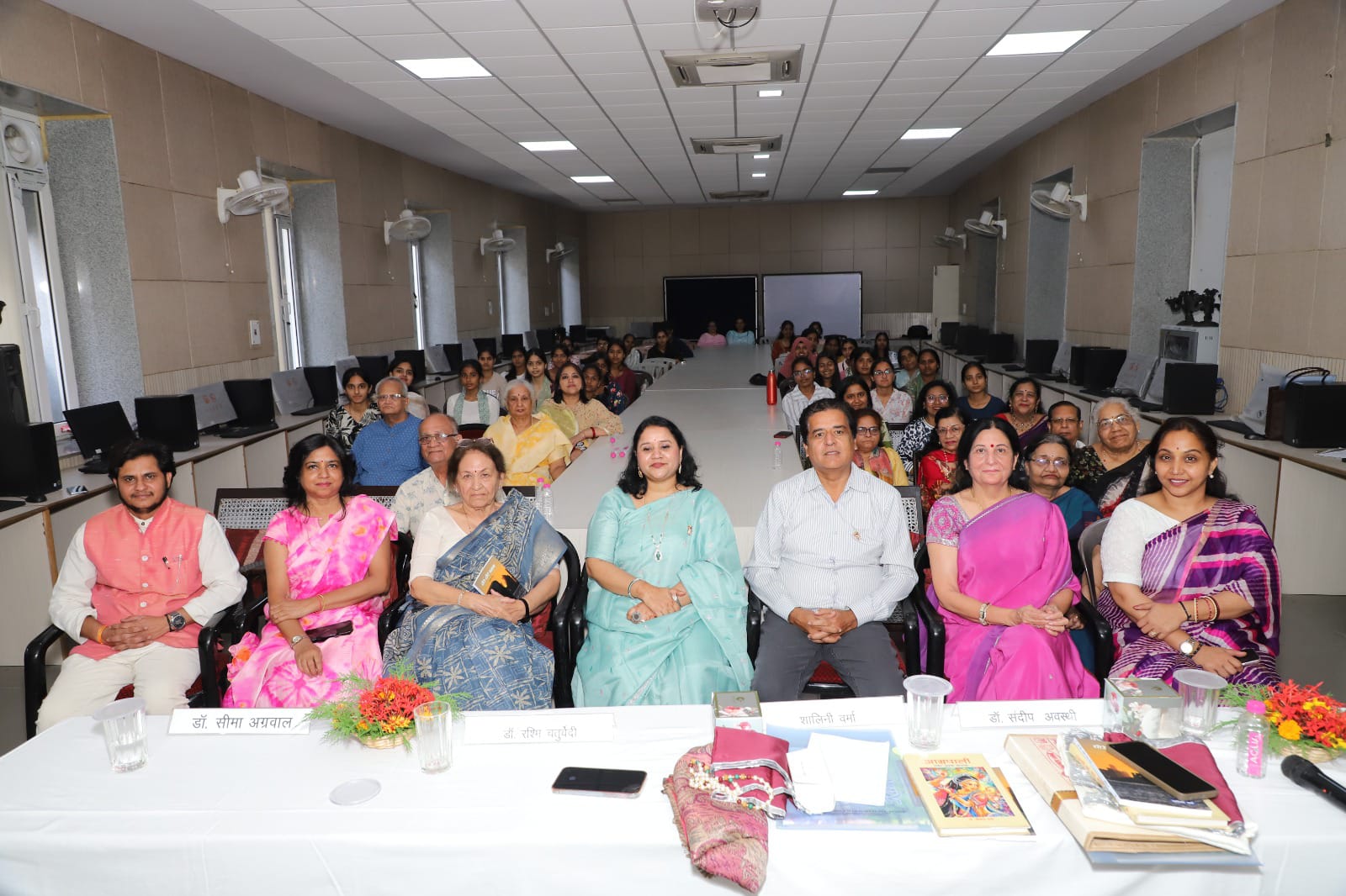 प्रवासी साहित्य के स्वरूप एवं प्रवृत्तियों पर साहित्यिक परिसंवाद आयोजित