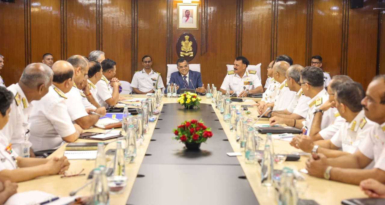 रक्षा मंत्री ने भारतीय नौसेना की उच्च स्तरीय परिचालन तत्परता और मजबूत प्रतिरोधक क्षमता की सराहना की
