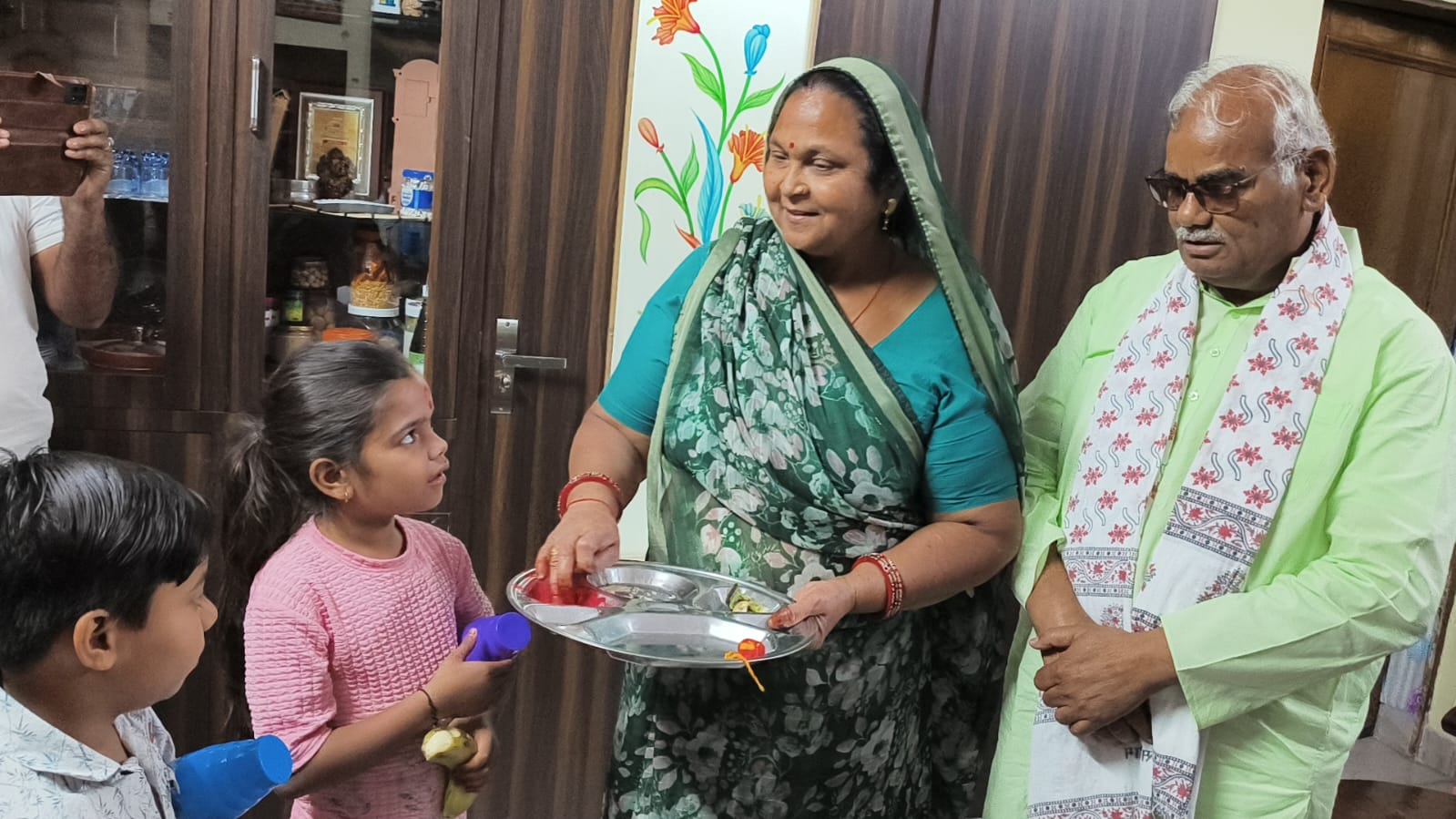 शिक्षा मंत्री ने सपत्निक किया कन्या पूजन, रामनवमी की दी सबको शुभकामनाएं