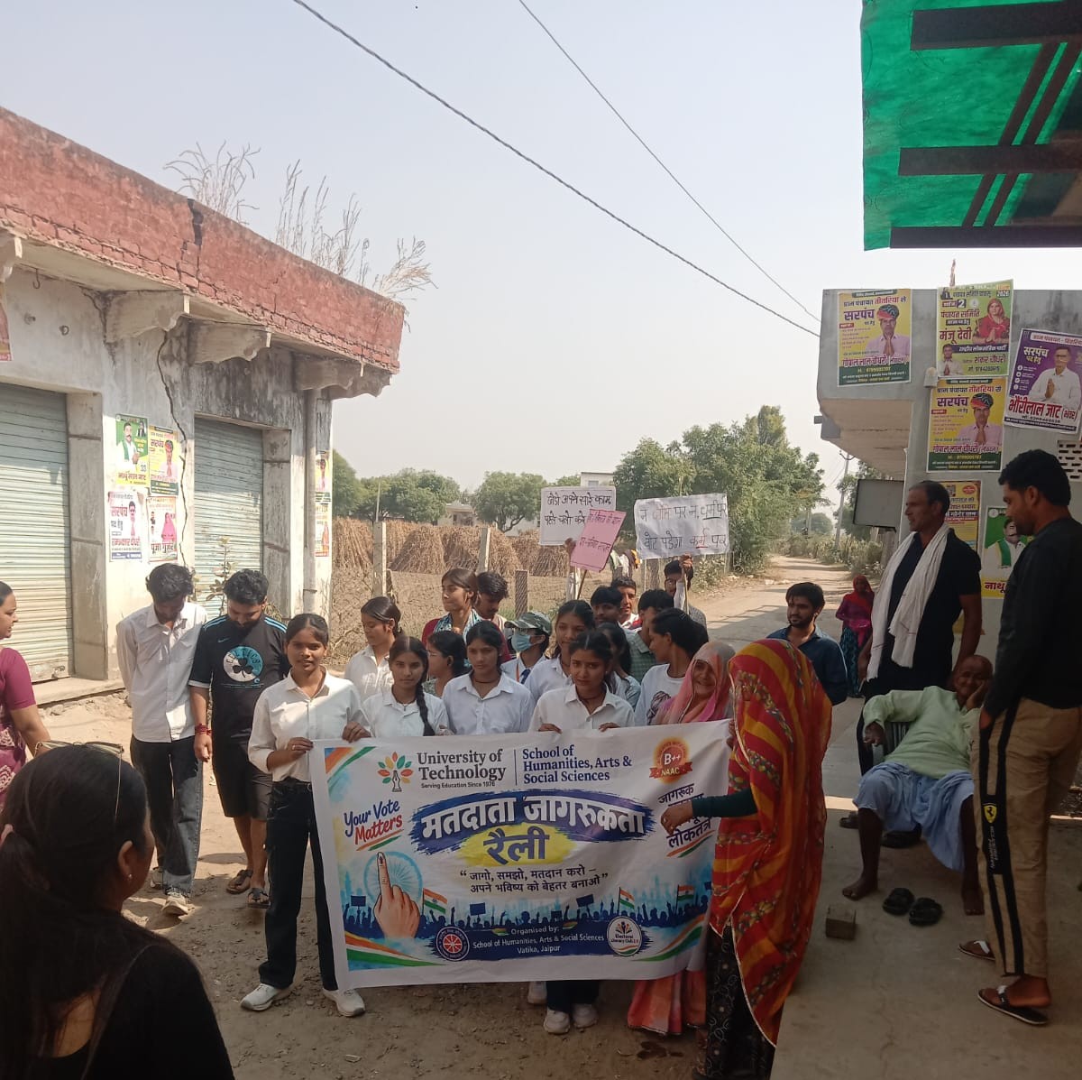 लोकतंत्र को मजबूत करने बाजडोली गाँव पहुँचे यूनिवर्सिटी ऑफ टेक्नोलॉजी के छात्र, रैली निकालकर दिया मतदान का संदेश