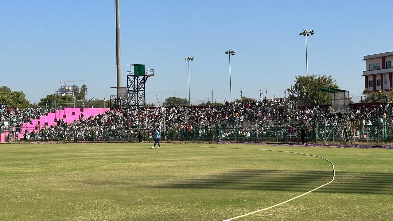 जयपुर में रोहित शर्मा का जलवा, विजय हजारे ट्रॉफी मैच देखने उमड़े क्रिकेट फैंस