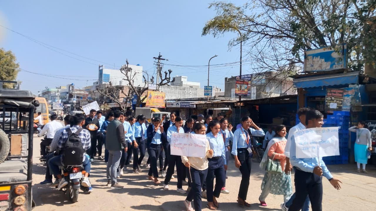 यूनिवर्सिटी ऑफ टेक्नोलॉजी, वाटिका में पुलवामा शहीदों को श्रद्धांजलि: नुक्कड़ नाटक व रैली से गूंजा वाटिका बस स्टैंड