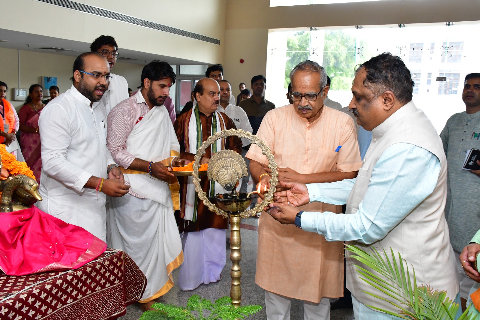 एकात्म मानवदर्शन भारतीय ज्ञान परंपरा की समग्र दृष्टि प्रदान करता है प्रो. श्रीनिवास वरखेडी पंडित दीनदयाल उपाध्याय की 110वीं जयंती पर दो दिवसीय अंतर्राष्ट्रीय शैक्षिक शोध संगोष्ठी का शुभारंभ