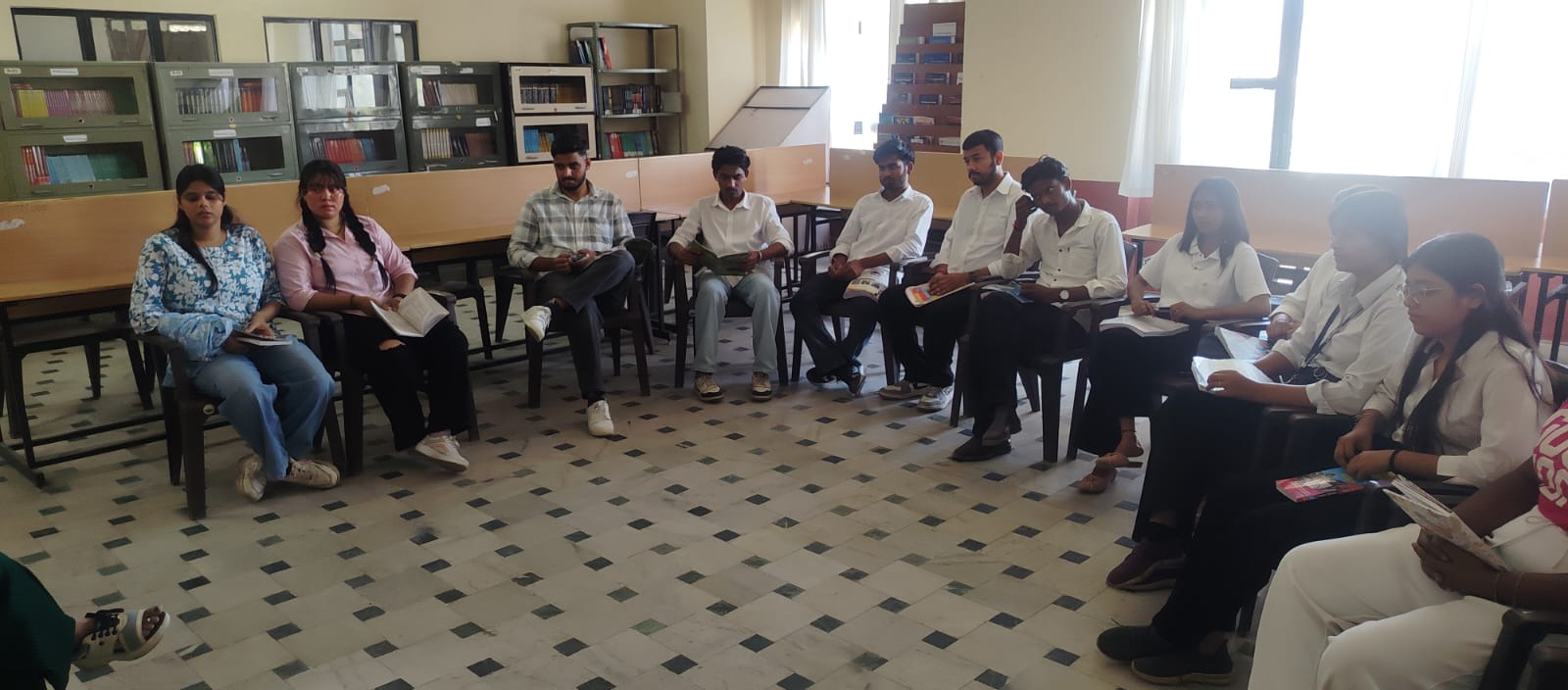 दीपशिखा ग्रुप ऑफ कॉलेजेज के केंद्रीय पुस्तकालय में विश्व पुस्तक दिवस का आयोजन