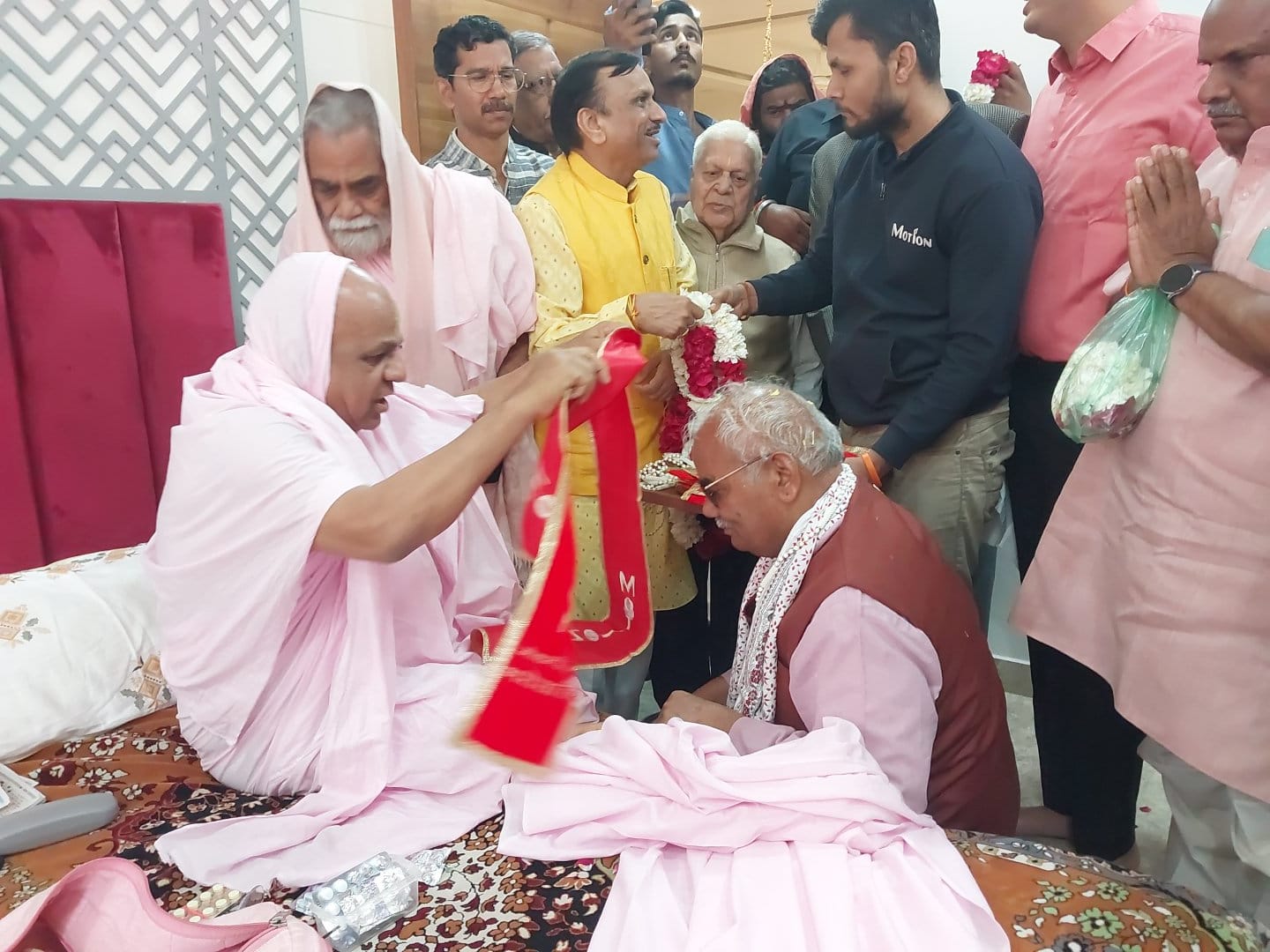 जगतगुरु रामदयाल जी महाराज पहुंचे कोटा, शिक्षा मंत्री मदन दिलावर ने लिया आशीर्वाद,चेचट मे कार्यक्रम के लिए रवाना
