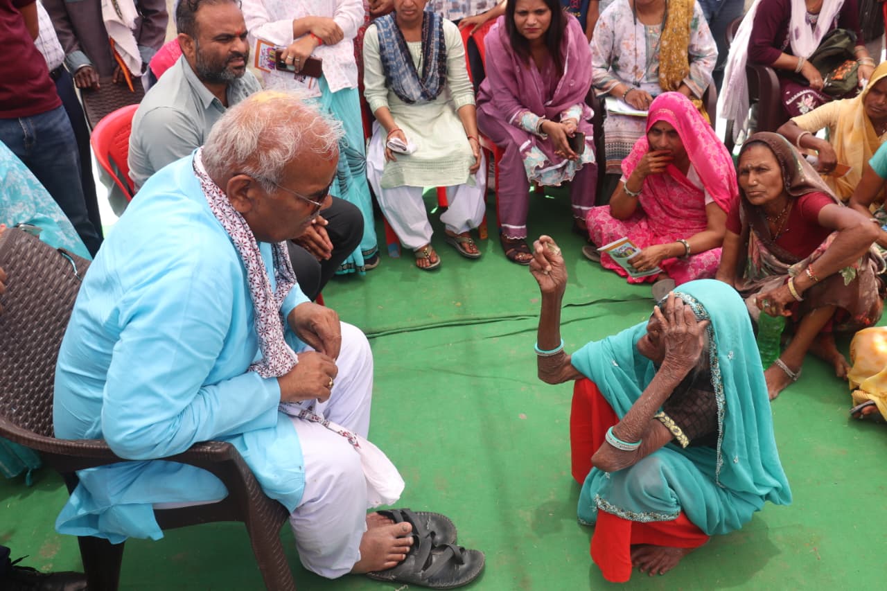 तपती धूप मे भजन लाल सरकार का विकास रथ लेकर निमाना गांव पहुंचे मंत्री मदन दिलावर