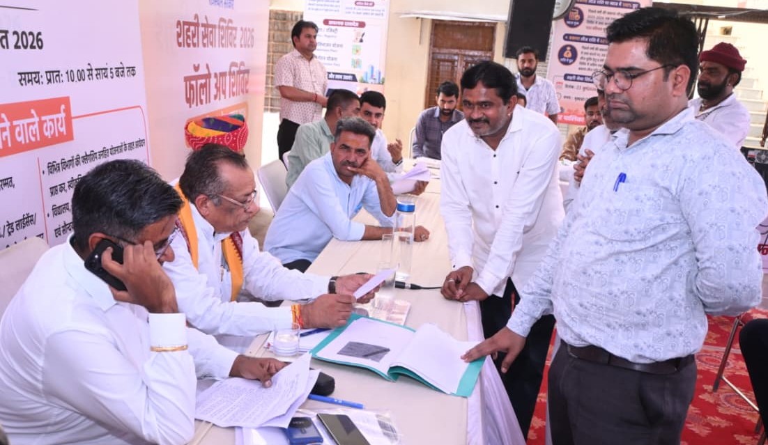 कैबिनेट मंत्री कुमावत ने ली समीक्षा बैठक, लाभार्थियों को बांटे पट्टे और चेक