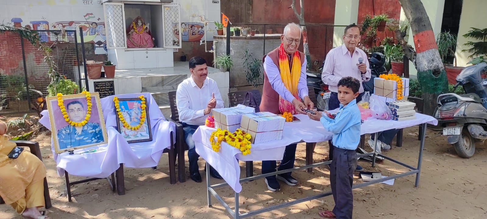 80 विद्यार्थियों को स्टेशनरी निशुल्क वितरित की