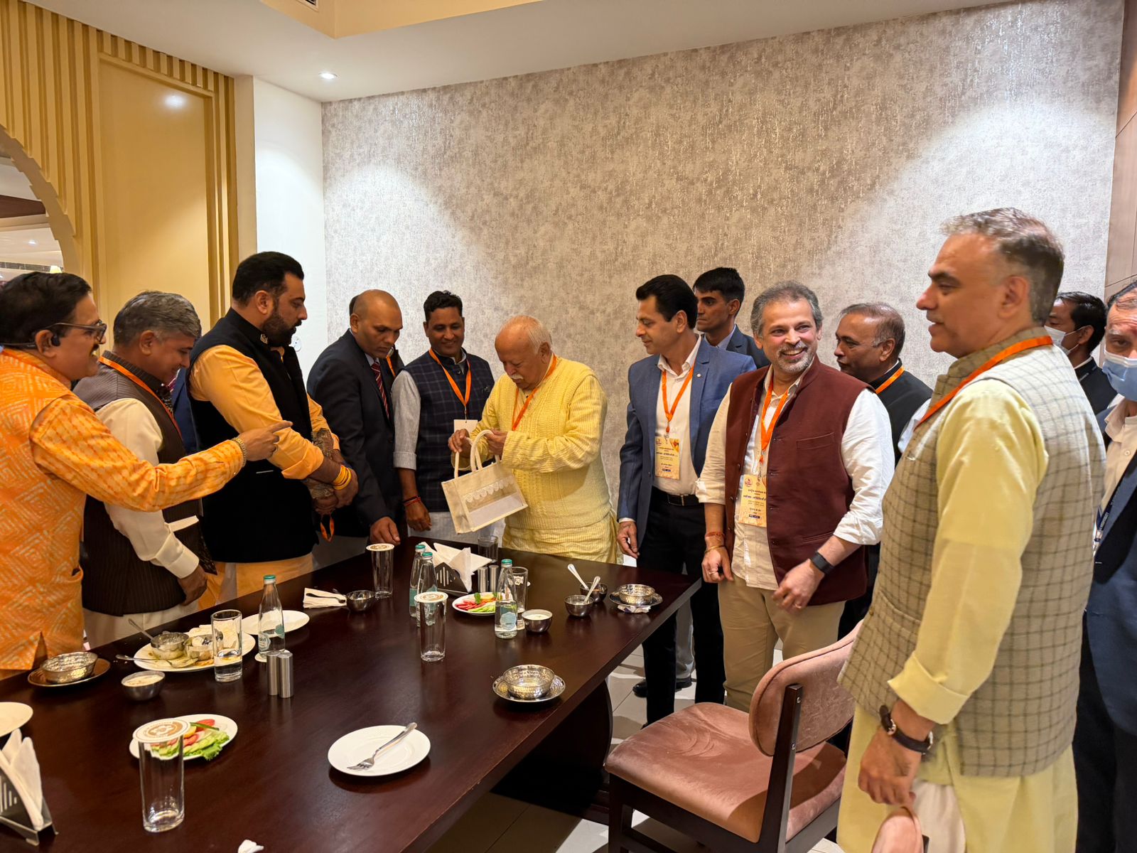 आरएसएस के उद्यमी संवाद में सरसंघचालक मोहन भागवत से मिले एलन के निदेशक नवीन माहेश्वरी