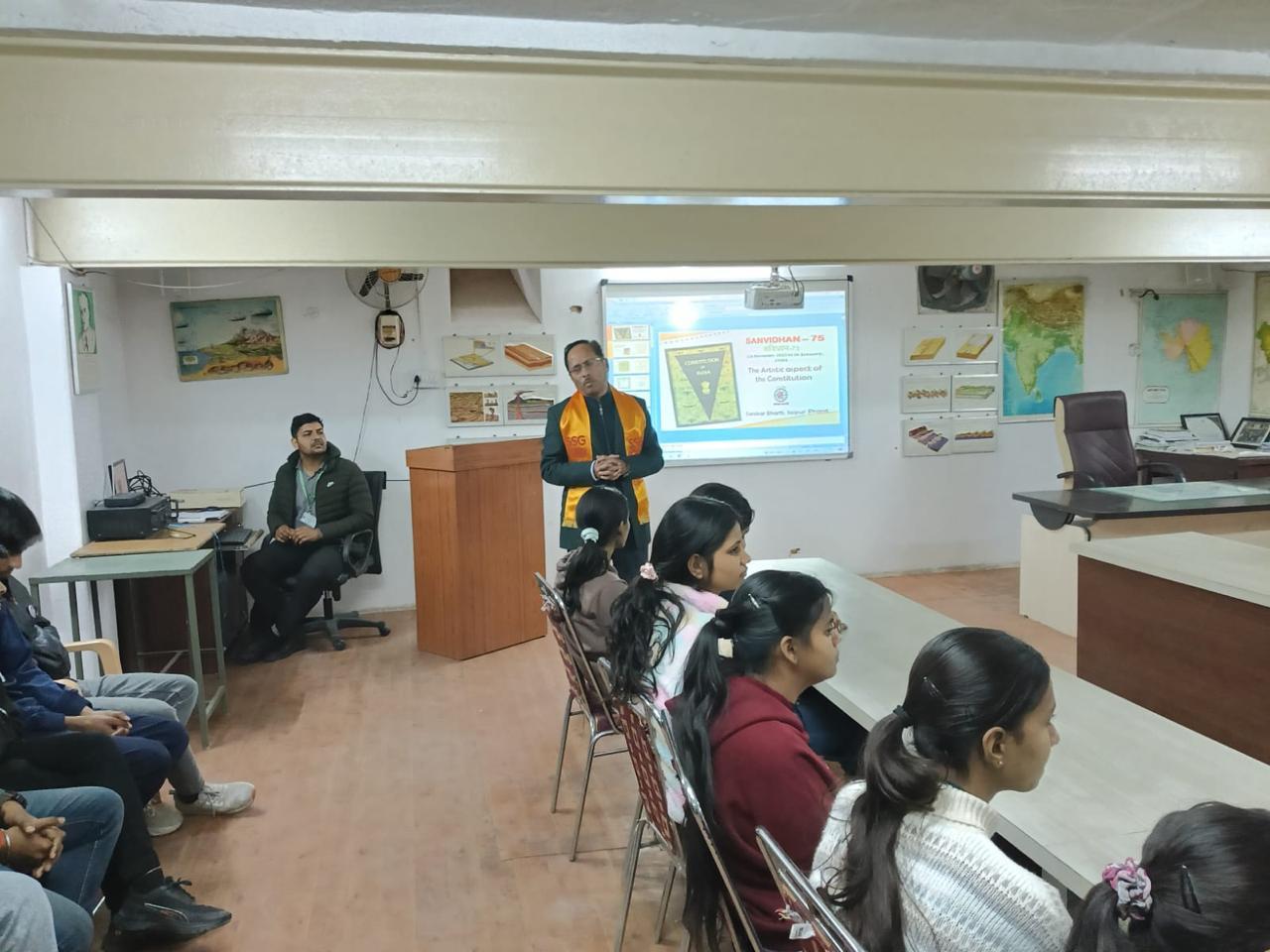 भारतीय संविधान के कला पक्ष पर एक बेहतरीन कार्यक्रम