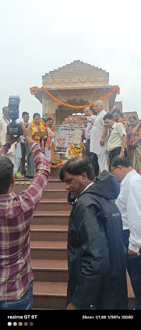 डॉ राधाकृष्णन की मूर्ति को फूल मालाओं से सुसज्जित करके माल्यार्पण करके उन्हें नमन किया