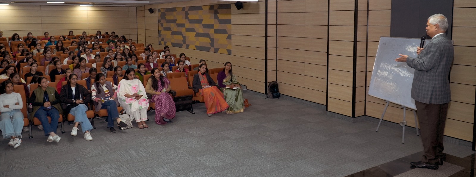 युवा विचार गोष्ठी में मतदान के महत्व पर हुई सारगर्भित चर्चा