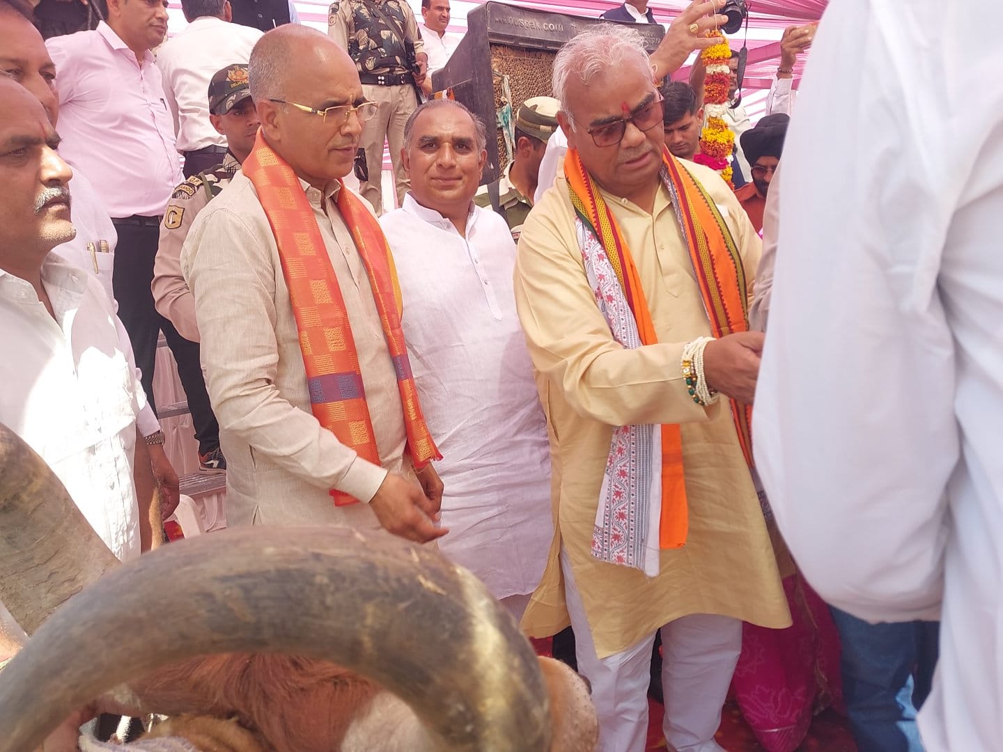 भामाशाह सुनील खेतपाल्या की तरफ से कार्यक्रम में 500 गौशालाओं को ₹200000 प्रति गौशाला के हिसाब से आर्थिक सहयोग राशि प्रदान की जा रही है!   कार्यक्रम में शिक्षा एवं पंचायती राज मंत्री मदन दिलावर गौशाला संचालकों को भेट कर रहे हैं सहयोग राशि का चेक