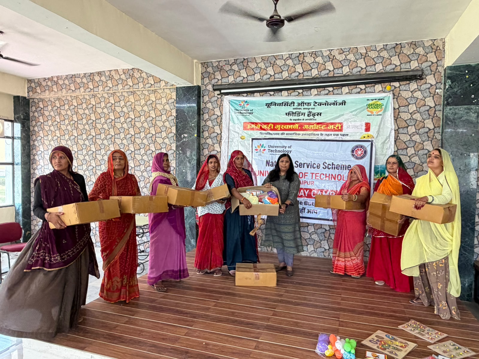 यूनिवर्सिटी ऑफ टेक्नोलॉजी जयपुर एवं फीडिंग हैंड्स एनजीओ द्वारा आंगनबाड़ी केन्द्रों को शैक्षणिक खिलौना किटों का वितरण