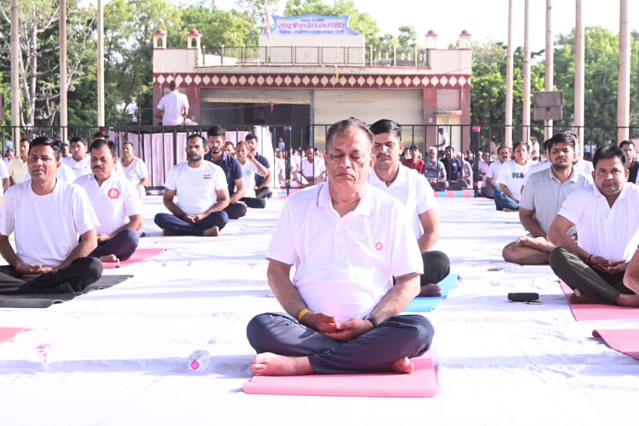 पाली में योगमय हुई सुबह : कैबिनेट मंत्री जोराराम कुमावत ने किया योगाभ्यास