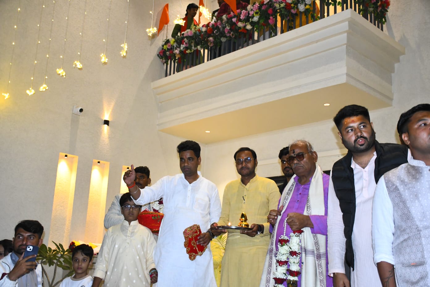 नन्नी प्रिशा ने की आचार्य धीरेन्द्र शास्त्री की अगवानी, बाबा ने किये प्रिशा के चरण स्पर्श