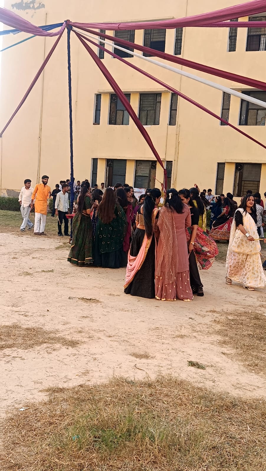 यूनिवर्सिटी ऑफ टेक्नोलॉजी में हर्षोल्लास के साथ मनाया गया डांडिया उत्सव 2026