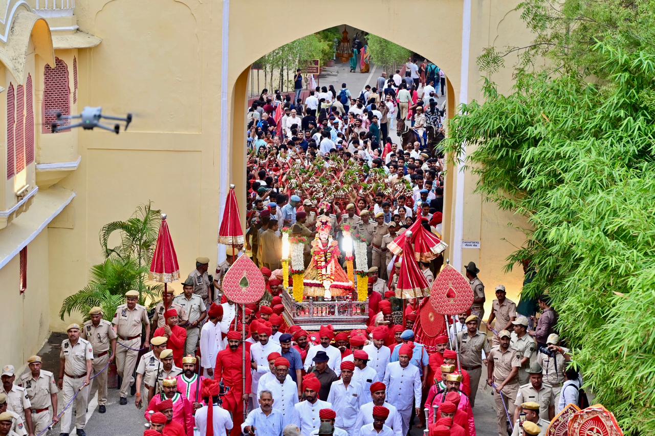 जयपुर में गणगौर की शाही सवारी ने रचा वैभव का इतिहास, रविवार को निकलेगी बूढ़ी गणगौर