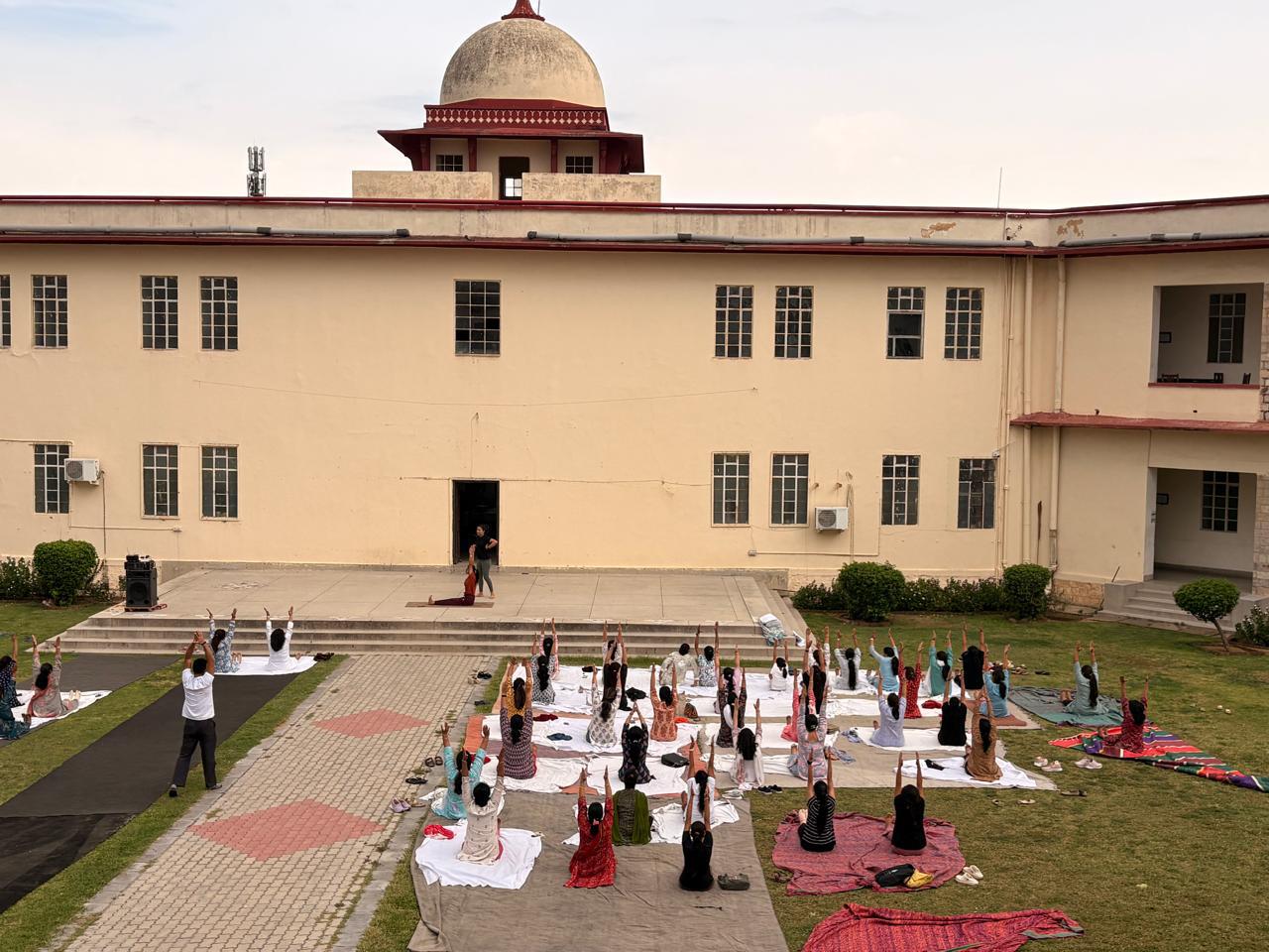 योग अभ्यास का कार्यक्रम आयोजित