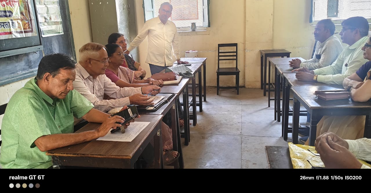 बेजुबान पक्षियों के लिए पुरस्कृत शिक्षक फोरम राजस्थान के पदाधिकारियों और सदस्यों ने बेजुबान बच्चों की स्कूल आनंदी लाल पोद्दार राजकीय बधिर उच्च माध्यमिक विद्यालय जयपुर के प्रांगण एवं परिसर में 30 परिंडे  लगाए