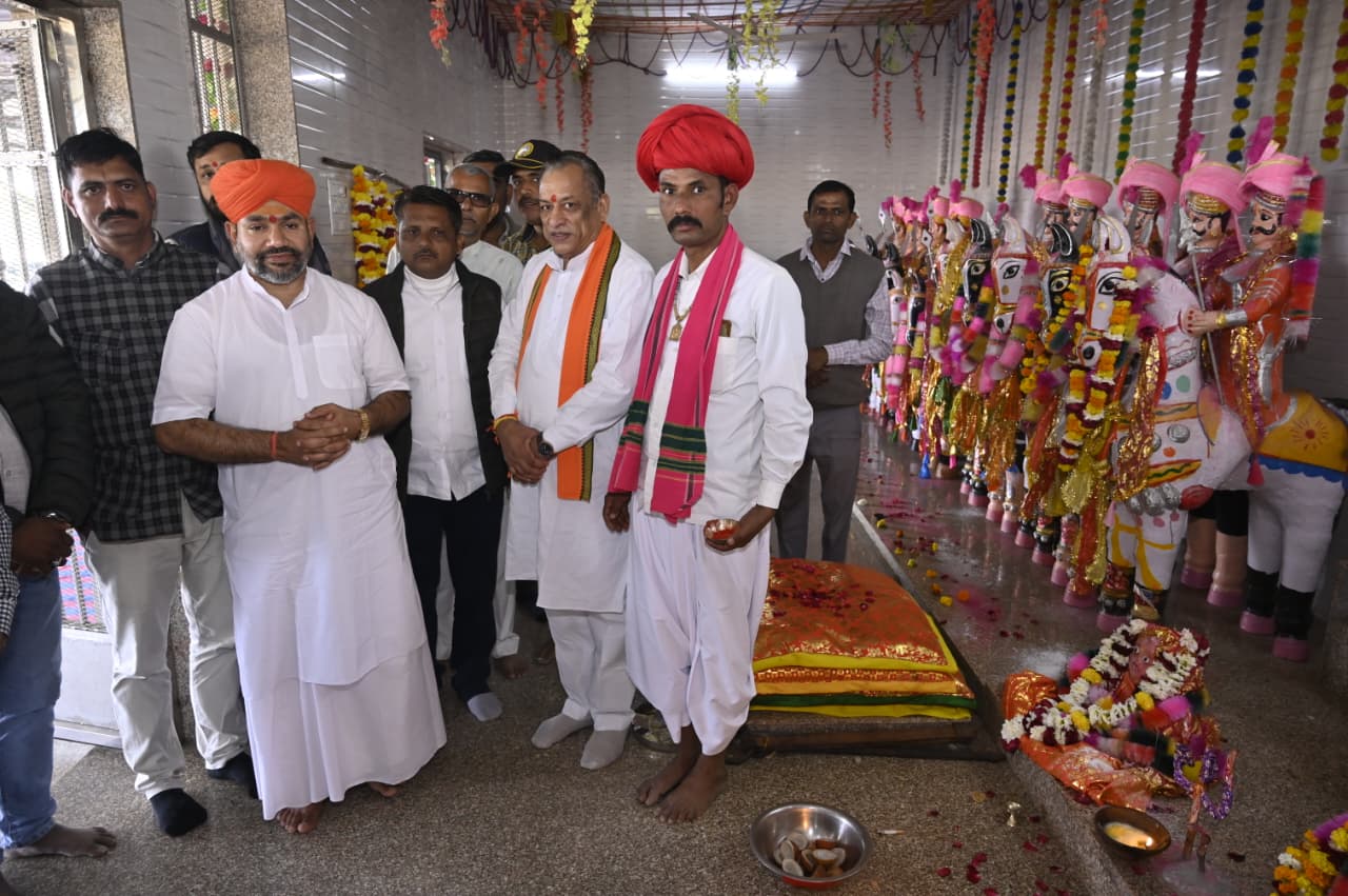 पशुपालन मंत्री ने सुमेरपुर में ग्रामीणों की समस्याओं को सुना, समाधान के दिए निर्देश