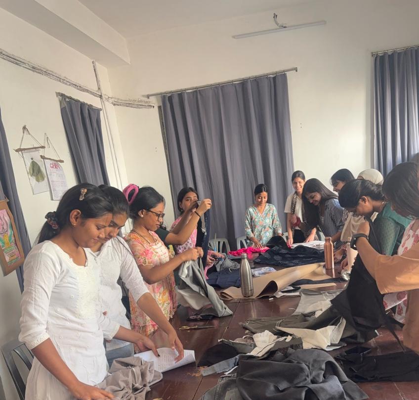 ‘स्टिच और ट्रांसफॉर्म्स’ विषय पर एक विशेष कार्यशाला का आयोजन किया