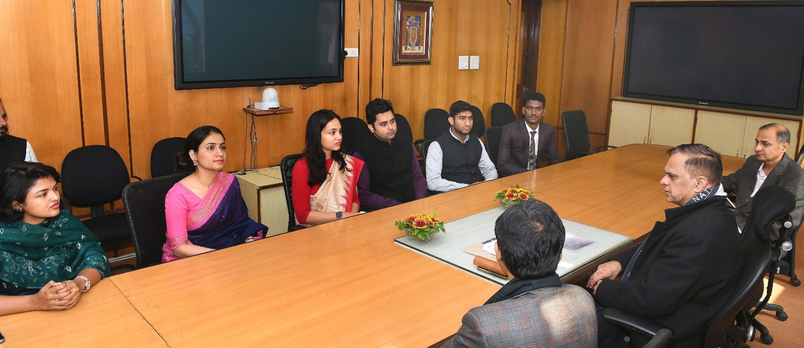 भारतीय विदेश सेवा - 2025 बैच के प्रशिक्षु अधिकारियों ने की मुख्य सचिव से मुलाकात