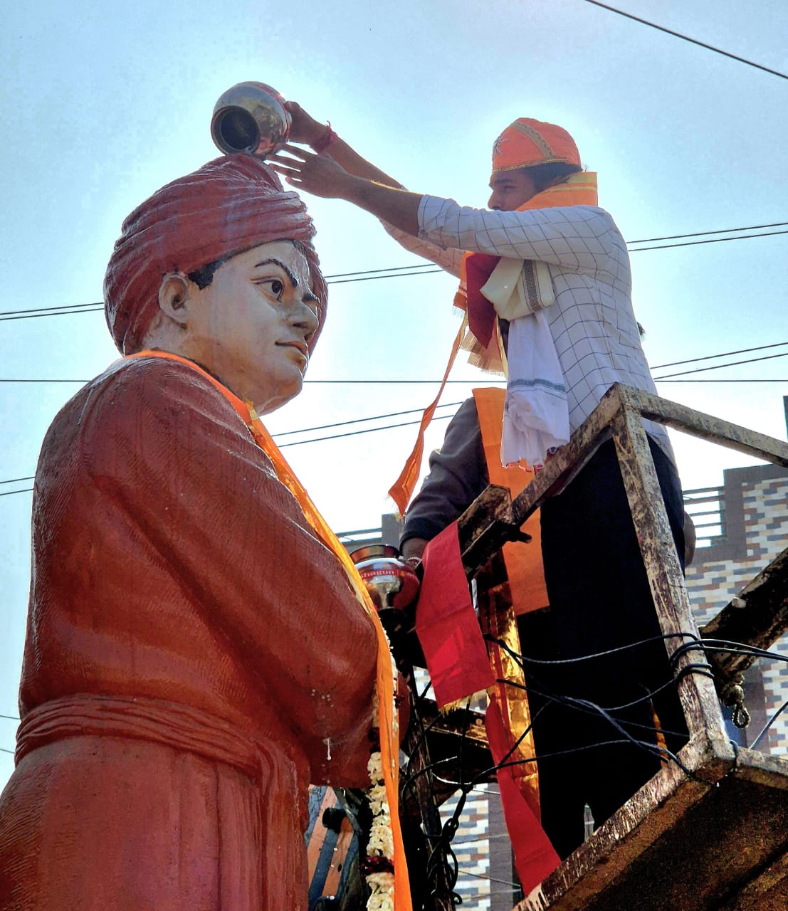 अभिषेक ने राजसमंद में विवेकानंद का किया दुग्धाभिषेक