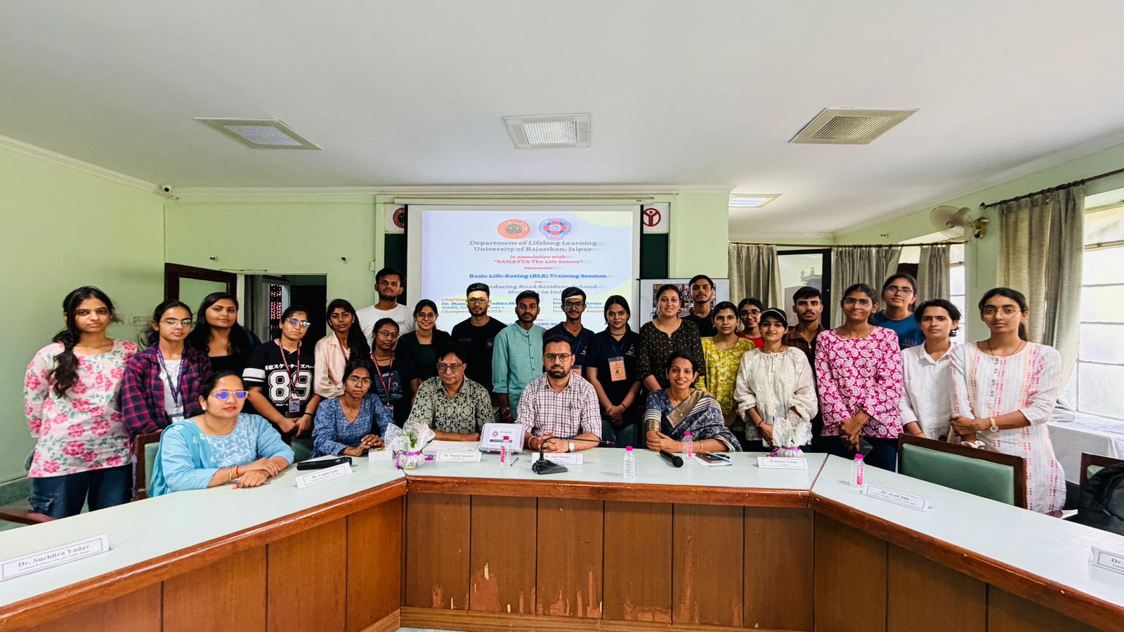 राजस्थान विश्वविद्यालय के 'लाइफलाँग लर्निंग विभाग' में आपदा प्रबंधन एवं जीवन रक्षा कौशल पर कार्यशाला आयोजित; विद्यार्थियों ने सीखे सीपीआर के गुर