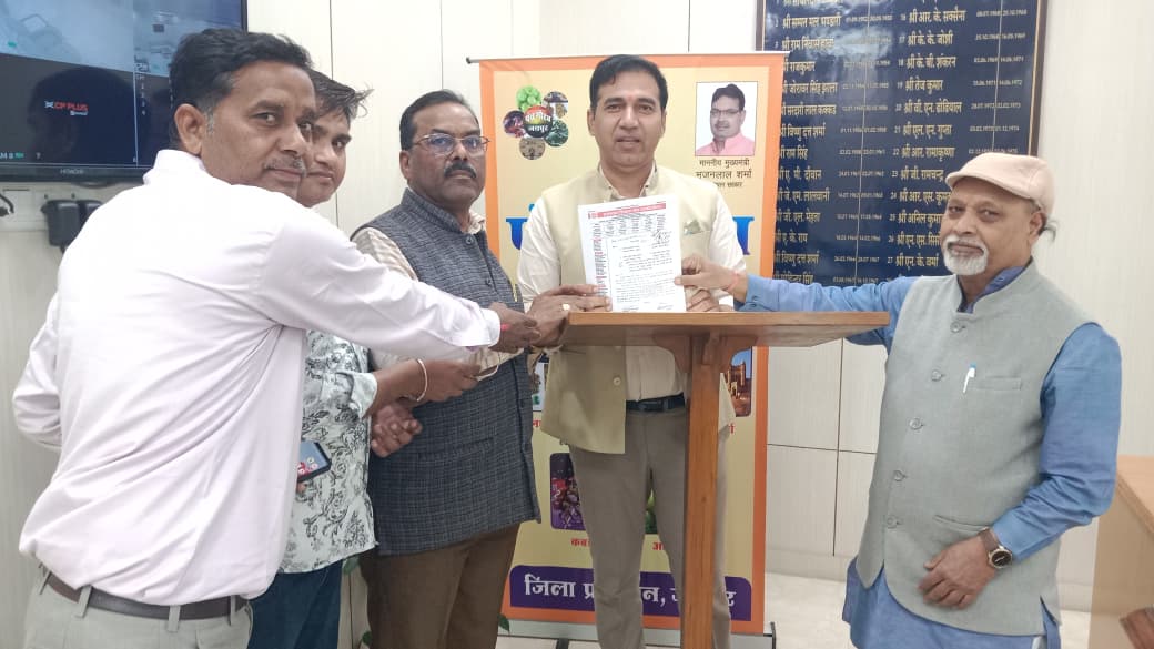 पुराने पेंशन स्कीम को बहाल करने की मांग पर शिक्षकों ने सौंपा ज्ञापन