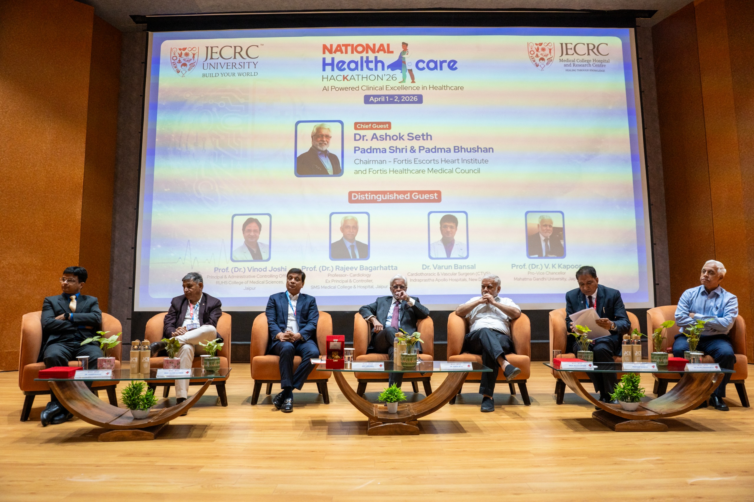 हेल्थकेयर चुनौतियों के समाधान में जुटी देशभर की टीमें