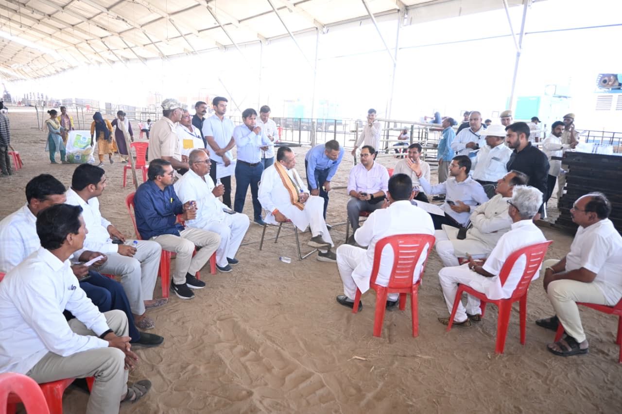 पीएम की जनसभा के लिए प्रभारी मंत्री कुमावत ने पीले चावल देकर दिया न्यौता