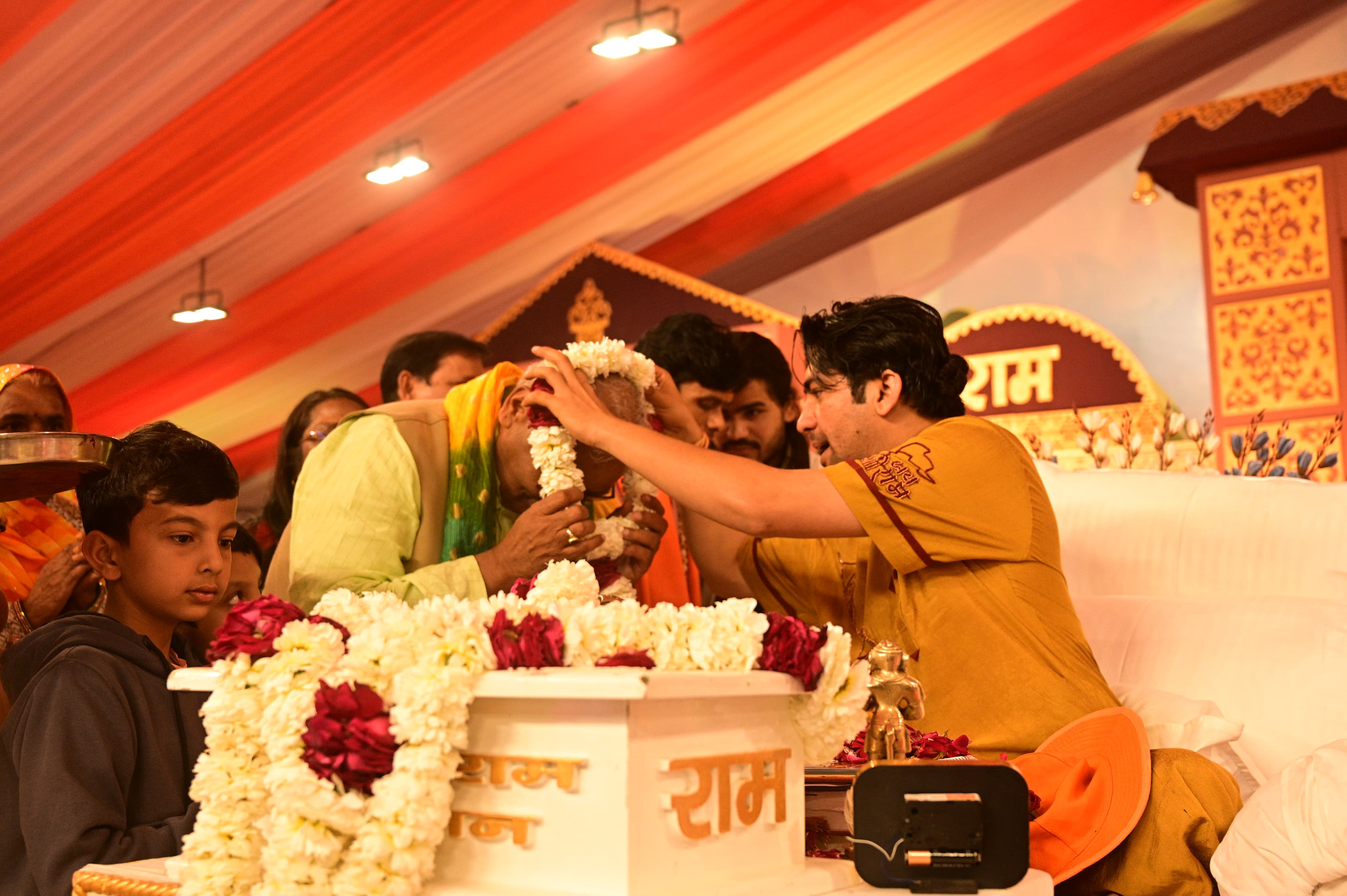 योग गुरु बाबा रामदेव और आचार्य धीरेंद्र शास्त्री पहली बार आए एक मंच पर