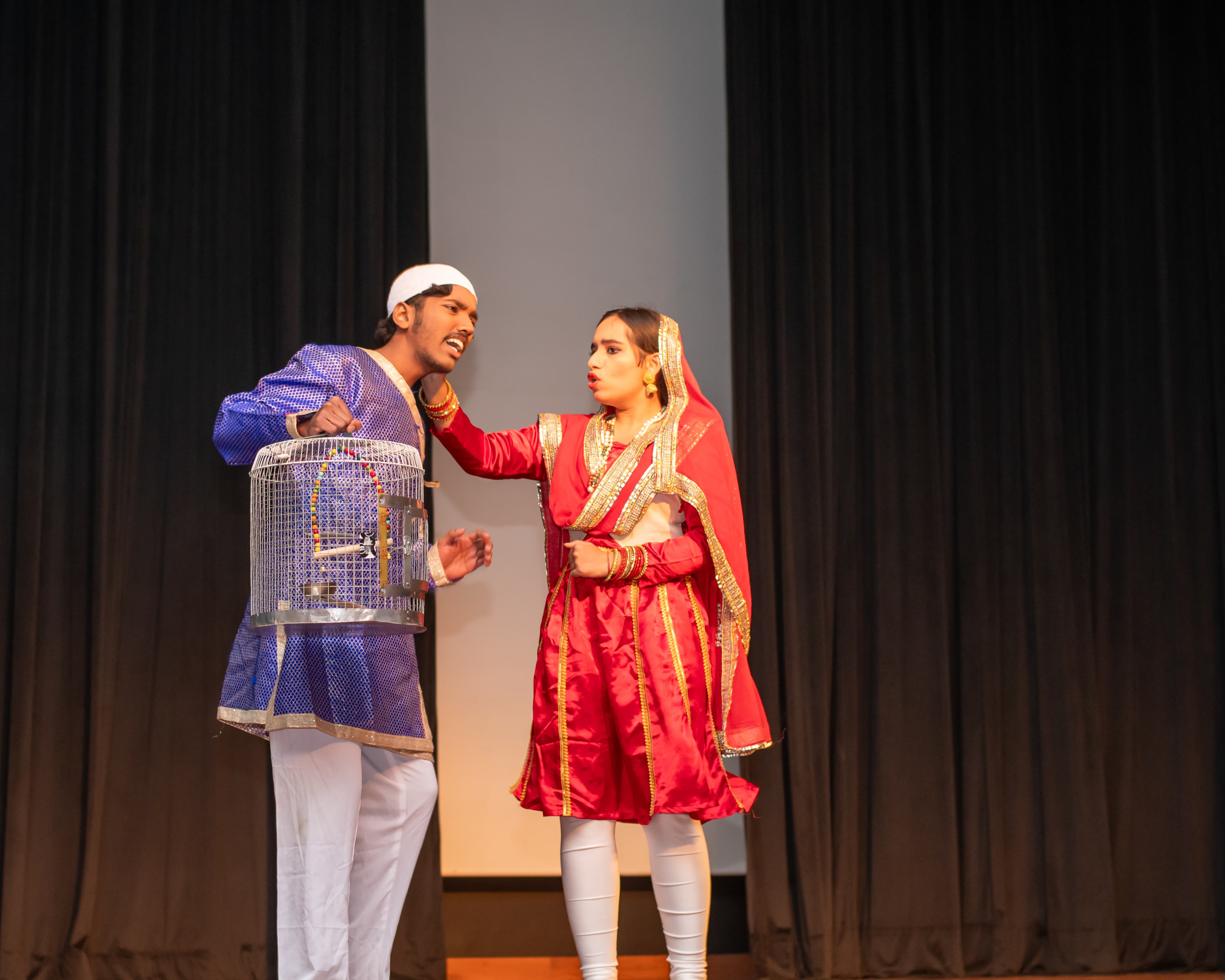 यह मंचन ग़ालिब को सिर्फ़ दिखाता नहीं, बल्कि ग़ालिब की नज़र से उनकी अपनी दास्तान महसूस करवाता है – 1857 ग़ालिब