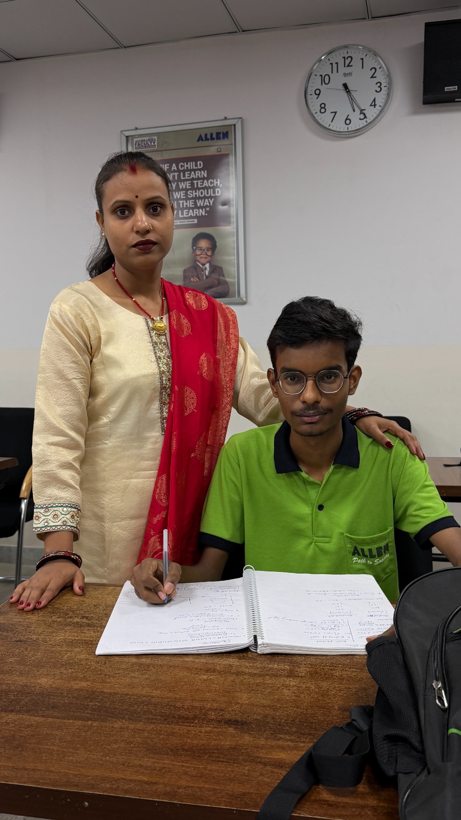 बेटे का सपना पूरा करने के लिए कोटा में रहकर फिर से पढ़ी मां