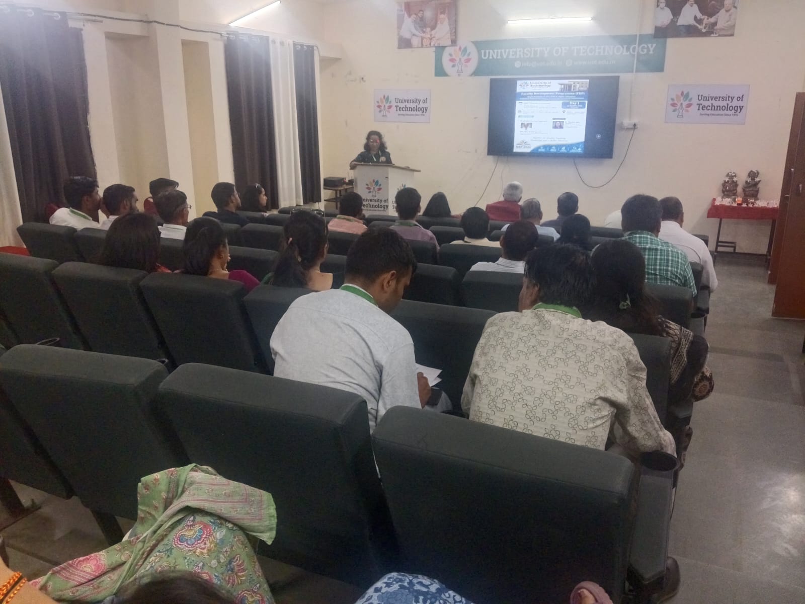 यूनिवर्सिटी ऑफ टेक्नोलॉजी, जयपुर में पाँच दिवसीय संकाय संवर्द्धन कार्यक्रम का शुभारंभ